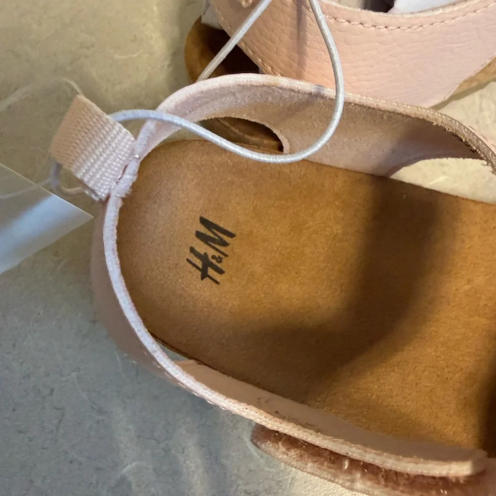 BNWT H&M KIDS SANDALS, SIZE US 9/26 EU